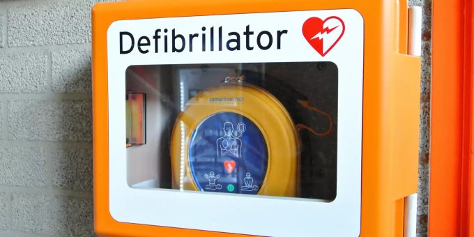 Ein Defibrillator. Defibrillator