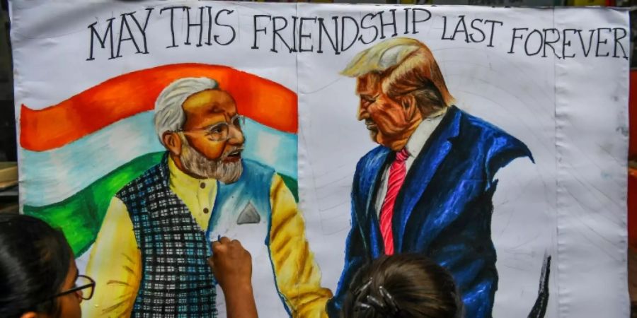 Studenten zeichnen ein Plakat mit Modi und Trump