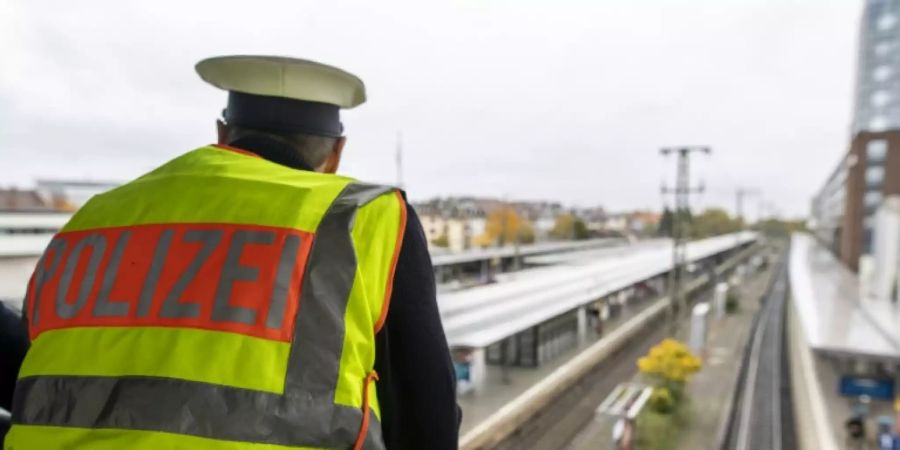 Bundespolizist in einem Bahnhof
