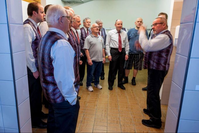 Mit dem Einsingen im Keller bereitet sich der Männerchor Gurzelen auf die Vorführung vor.