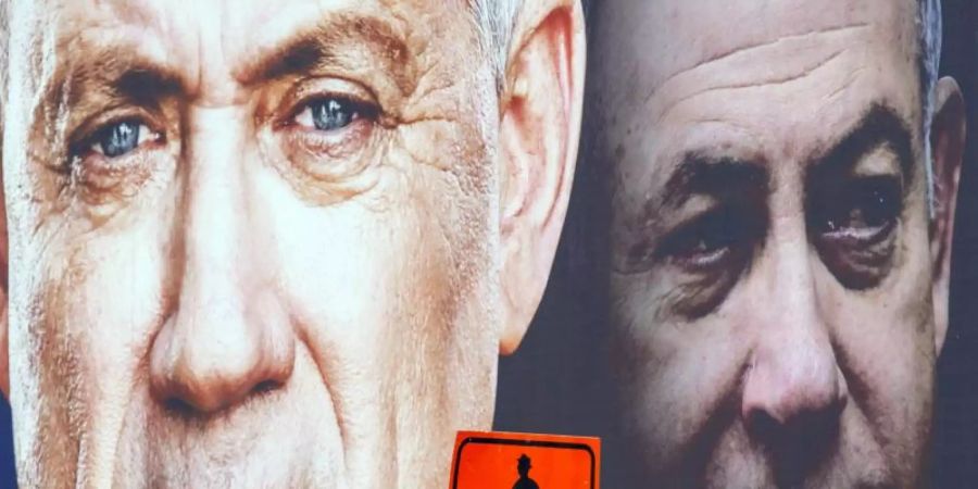 Ein Wahlplakat zeigt Benny Gantz (l) neben Ministerpräsident Benjamin Netanjahu. Foto: Oded Balilty/AP/dpa