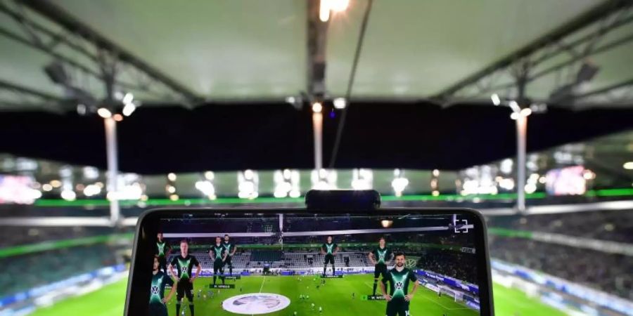 Der VfL Wolfsburg hat die 5G-Mobilfunktechnik bereits in seinem Stadion getestet. Foto: Alexander Koerner/Getty Images/DFL/dpa