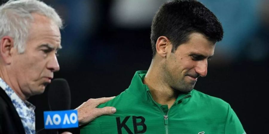 Gedenken an Kobe Bryant: Novak Djokovic (r) und John McEnroe. Foto: Lukas Coch/AAP/dpa