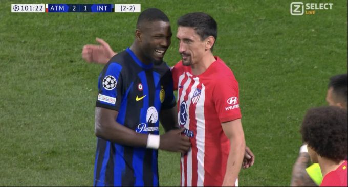 Nach dem «Eier-Griff» in der Champions League haben sich Thuram und Savic wieder lieb. Champions League