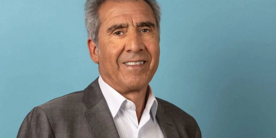 Grossrat Hasim Sancar (Grüne) gibt seinen Rücktritt bekannt und übergibt an Regula Bühlmann.