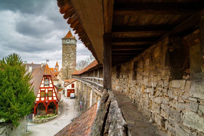 Historisches Fachwerk in Rothenburg. Alte Mauern