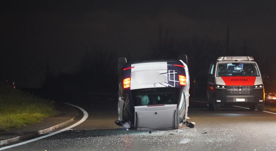 Gemäss ersten Erkenntnissen habe ein bislang unbekanntes Fahrzeug bereits in Otelfingen zwei Autos trotzt Gegenverkehr überholt.