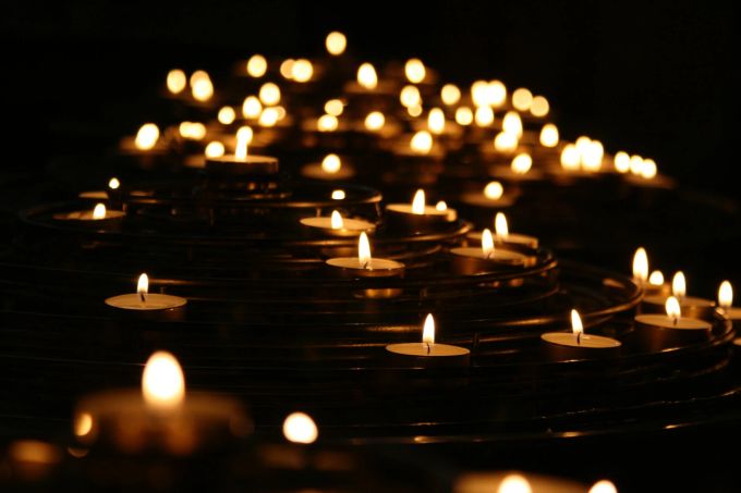 Das Licht der Kerzen steht für viele auch symbolisch als Licht des Lebens. Kerzen Teelichte Leuchten dunkel