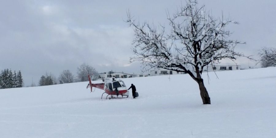 Ein Hubschrauber der Swiss Helicopter in einer Winterlandschaft. (Symbolbild)