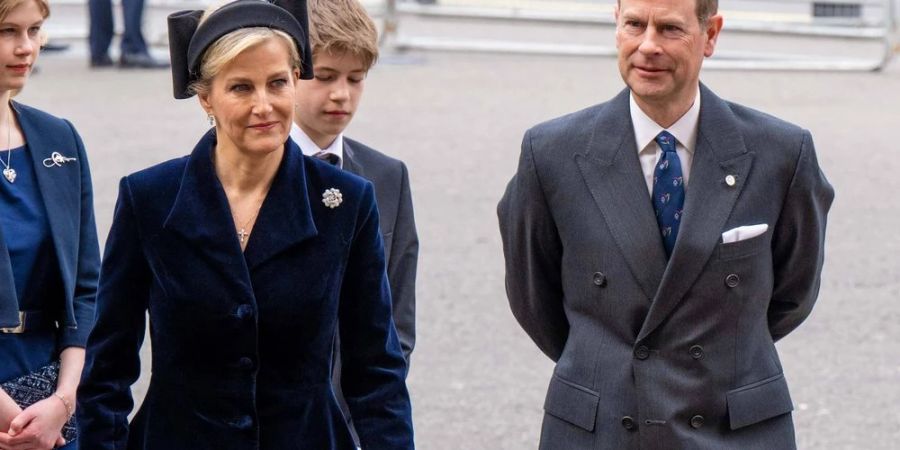 Mit ihrer diesjährigen Weihnachtskarte gedenken Prinz Edward und Ehefrau Sophie der verstorbenen Queen.