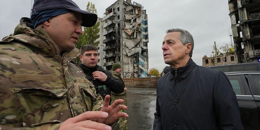 Bundespräsident Ignazio Cassis (rechts) macht sich in Kiew ein Bild der Kriegslage. (Archivbild)