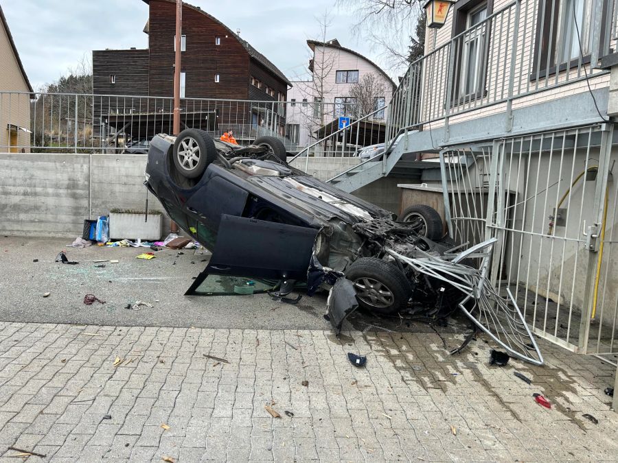 Durch den Unfall entstand ein Totalschaden am Fahrzeug.