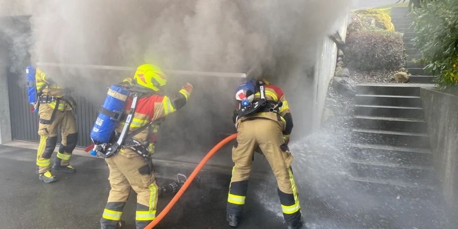 Zug: Auto in Garagenbox brannte