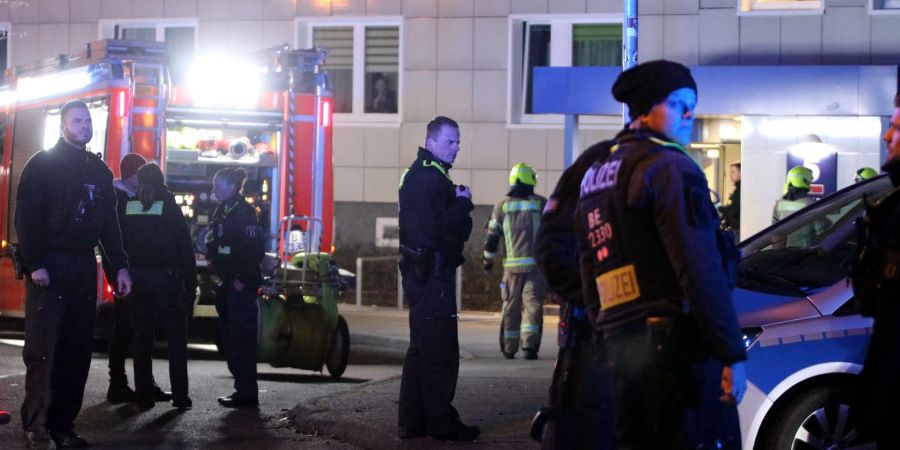 Polizei und Feuerwehr am Tatort in Berlin-Lichtenberg.