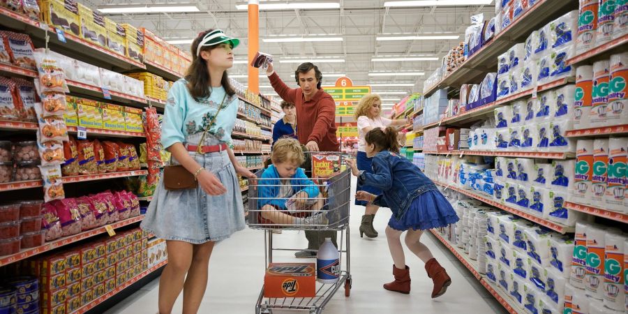 Raffey Cassidy als Denise (l-r), Dean Moore/Henry Moore als Wilder, Sam Nivola als Heinrich, Adam Driver als Jack, Greta Gerwig als Babette und May Nivola als Steffie in einer Szene aus «Weisses Rauschen».