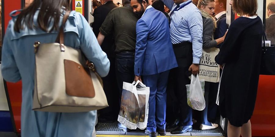 Pendler in einem Zug der Londoner U-Bahn an der Station Westminster. (Archivbild)