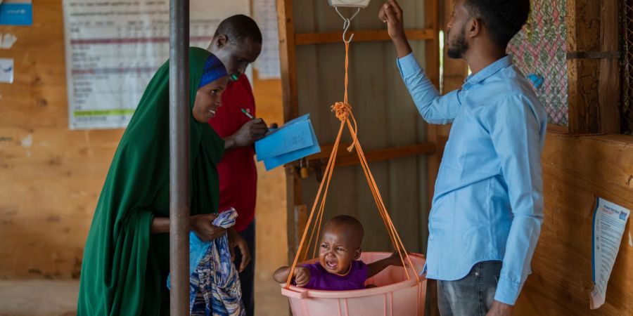 Ein Kind wird in einem Flüchtlingslager in Somalia gewogen.