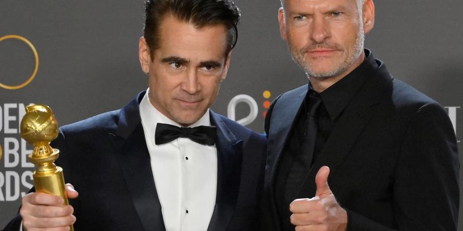 Colin Farrell und Regisseur Martin McDonagh freuen sich über ihre Preise für «The Banshees of Inisherin».