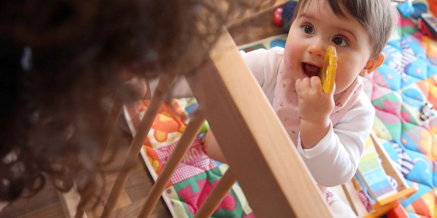 Ein gekühlter Beissring ist bei zahnenden Kindern beliebt - aus dem Gefrierfach sollte er aber nicht kommen.