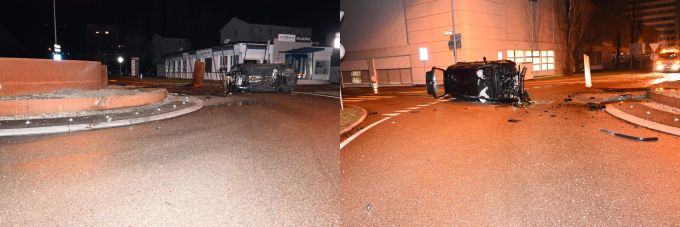 Das Fahrzeug kippte beim Unfall auf die Seite. Das Fahrzeug kippte beim Unfall auf die Seite.