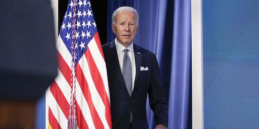 Joe Biden, Präsident der USA, trifft im South Court Auditorium im Eisenhower Executive Office Building auf dem Campus des Weissen Hauses ein, um über die US-Ökonomie zu sprechen. Foto: Andrew Harnik/AP/dpa