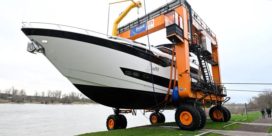 Messekran «Big Willi» hebt nach dreijähriger Corona-Zwangspause der «boot Düsseldor» die 85 Tonnen schwere Yacht Sunseaker 95Y aus dem Rhein.