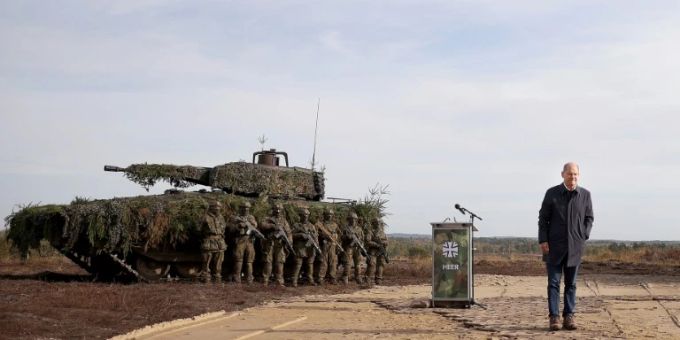 Kanzler Olaf Scholz neben einem Puma-Schützenpanzer Kanzler Olaf Scholz neben einem Puma-Schützenpanzer