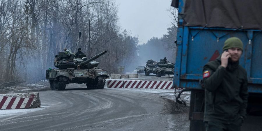 Ukrainische Panzer rollen in Richtung Frontlinie in der Region Donezk.