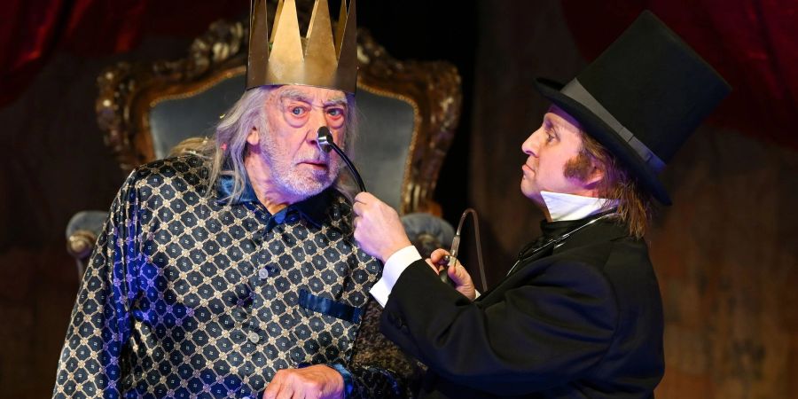 Dieter Hallervorden als König und Karsten Kramer als Arzt.