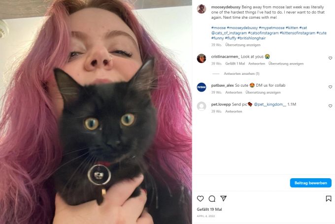 Abigail Laker gemeinsam mit ihrer Katze Moose. moose