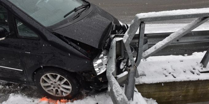 Dardin GR: Zwei leicht verletzte Personen bei Selbstunfall Dardin GR