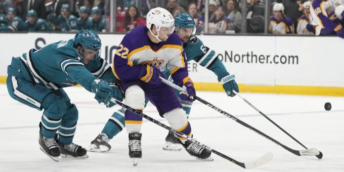 Kevin Fiala von den Los Angeles Kings behauptet sich gegen die beiden Sharks-Spieler Harrington und Karlsson. Kevin Fiala