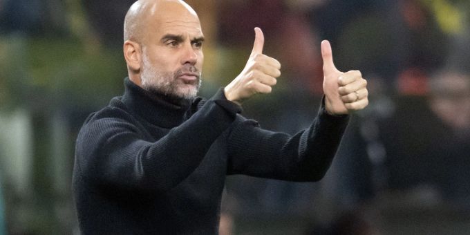 Steht seit 2016 bei Manchester City an der Seitenlinie: Pep Guardiola hebt beide Daumen. Pep Guardiola