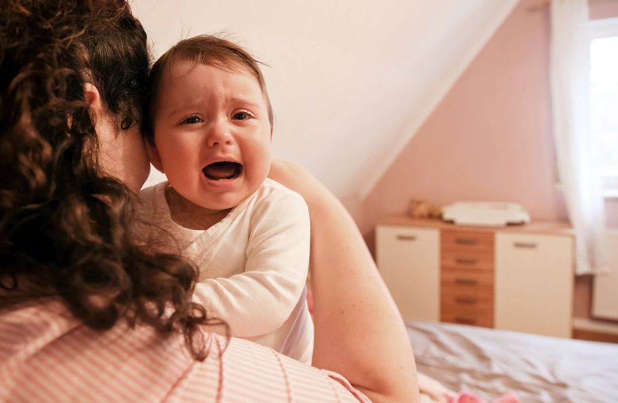 Frau Baby Mutter Kinderzimmer Geschrei Weinen müde