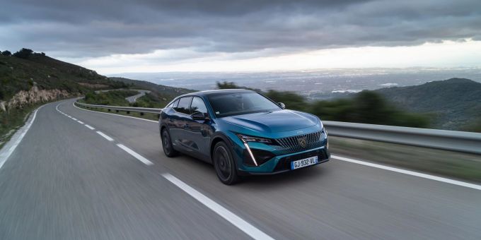 Kommt zum Jahreswechsel auf die Strassen: Der neue Peugeot 408. Kommt zum Jahreswechsel auf die Strassen: Der neue Peugeot 408.