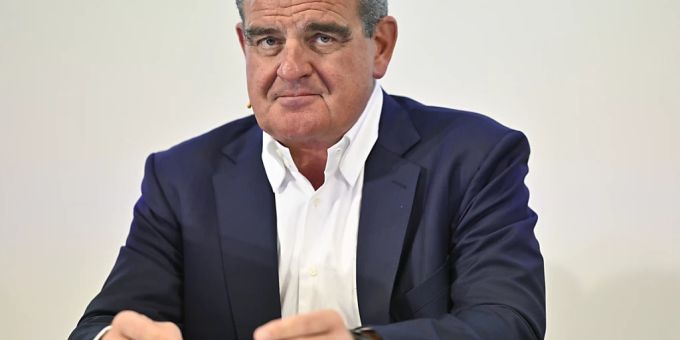 Für Stadler-Rail-Chef Peter Spuhler sind neue Probleme für die Exportwirtschaft eine Frage der Zeit. In der Maschinen-, Elektro- und Metall-Industrie sei der Auftragseingang im 3. Quartal um 21 Prozent eingebrochen. «Es schlägt also bereits wieder durch», sagte er. (Archivbild) Für Stadler-Rail-Chef Peter Spuhler sind neue Probleme für die Exportwirtschaft eine Frage der Zeit. In der Maschinen-, Elektro- und Metall-Industrie sei der Auftragseingang im 3. Quartal um 21 Prozent eingebrochen. «Es schlägt also bereits wieder durch», sagte er. (Archivbild)
