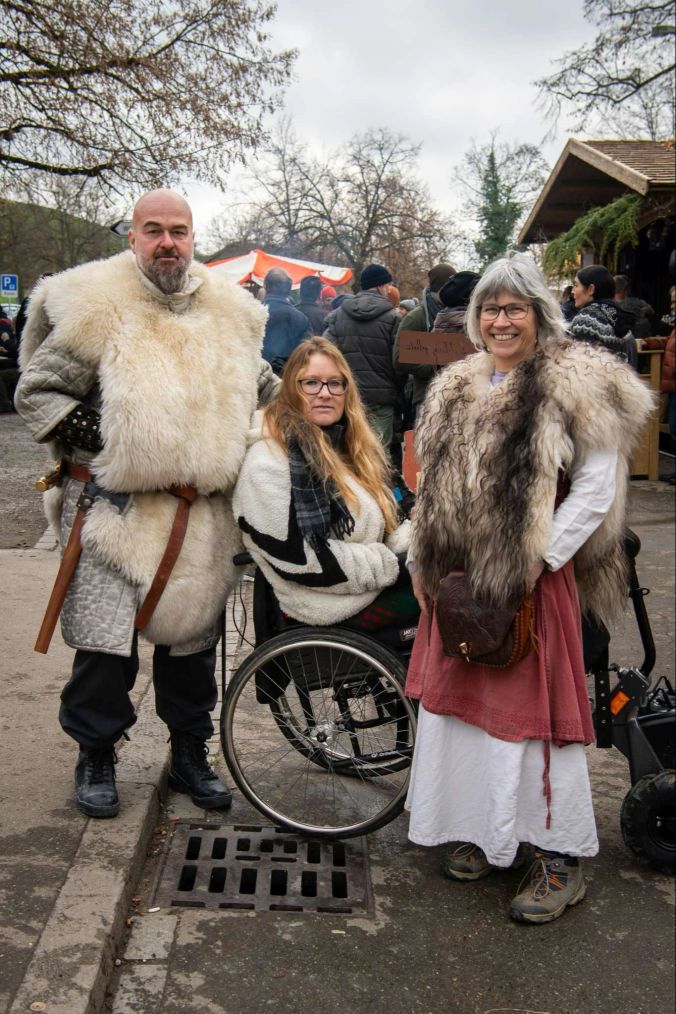 Auch Peter, Evelyne und Marina aus Aargau und Graubünden haben für den Märt keine Mühen gescheut.