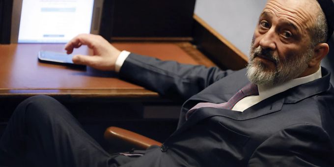 ARCHIV - Arie Deri, Vorsitzender der ultraorthodoxen Schas-Partei, nimmt an einer Sondersitzung der Knesset teil. Das Höchste Gericht in Israel hat sich gegen die Ernennung eines Mitglieds der neuen Regierung gestellt. Deri kann sein Amt als Innen- und Gesundheitsminister nicht behalten, urteilten die Richter. Foto: Amir Cohen/Reuters Pool/AP/dpa ARCHIV - Arie Deri, Vorsitzender der ultraorthodoxen Schas-Partei, nimmt an einer Sondersitzung der Knesset teil. Das Höchste Gericht in Israel hat sich gegen die Ernennung eines Mitglieds der neuen Regierung gestellt. Deri kann sein Amt als Innen- und Gesundheitsminister nicht behalten, urteilten die Richter. Foto: Amir Cohen/Reuters Pool/AP/dpa