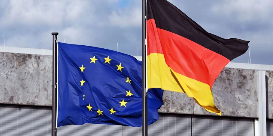 Vor dem Bundesverfassungsgericht in Karlsruhe wehen die Europa- und die Deutschlandflagge.