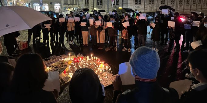 Auf Rathausbrücke - China-Proteste auch in der Schweiz