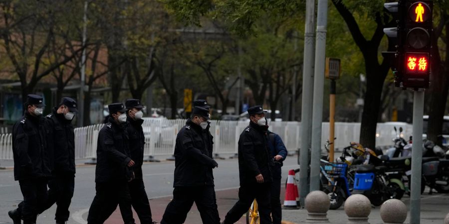 Aus Angst vor einem Wiederaufflammen der Proteste hat die Polizei ihre Präsenz in mehreren Metropolen verstärkt.