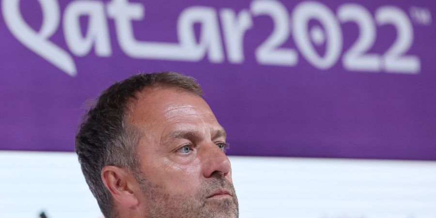 Sass vor dem Spanien-Spiel alleine auf dem DFB-Podium: Bundestrainer Hansi Flick.