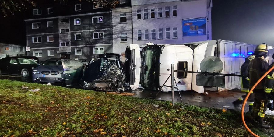 Der mit Lebensmitteln beladene Lkw kippte bei dem Unfall auf die Seite und begrub ein Auto halb unter sich.
