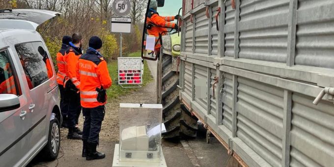 Landwirtschaftliche Fahrzeugkombinationen wurden auf einem mobilen Bremsprüfstand getestet. Landwirtschaftliche Fahrzeugkombinationen kontrolliert