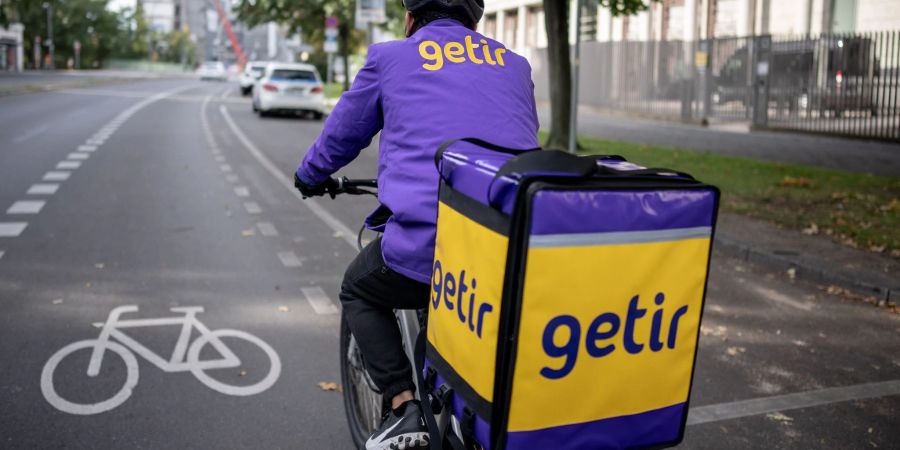 Ein Lieferfahrer des türkischen Lieferdienstes Getir fährt mit seinem Fahrrad durch Berlin.
