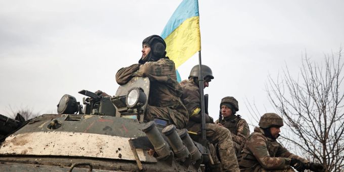 Ukrainische Soldaten beziehen Stellung an der Frontlinie. Ukrainische Soldaten beziehen Stellung an der Frontlinie.