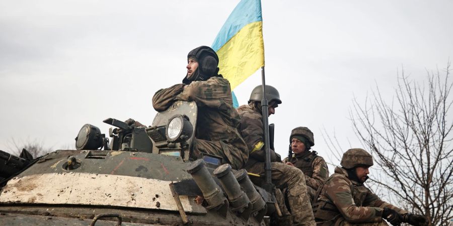 Ukrainische Soldaten beziehen Stellung an der Frontlinie.