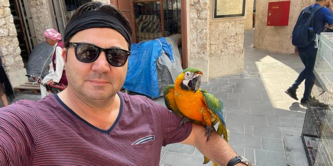 Zwei bunte Vögel: Fussball-Chefreporter Mischi Wettstein mit einem Papagei auf dem Arm- Mischi Wettstein