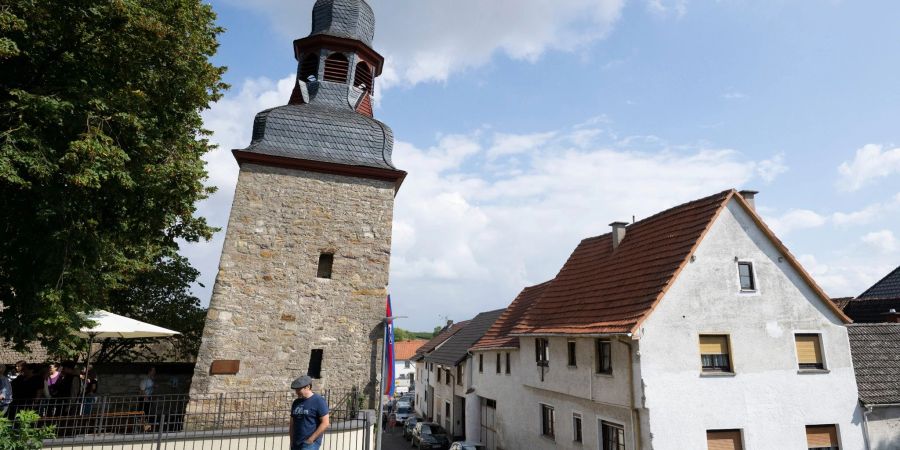 Durch die Neigung von 5,4277 Grad gilt der ehemalige Wehrturm der kleinen Gemeinde in Rheinland-Pfalz als «schiefster Turm der Welt».
