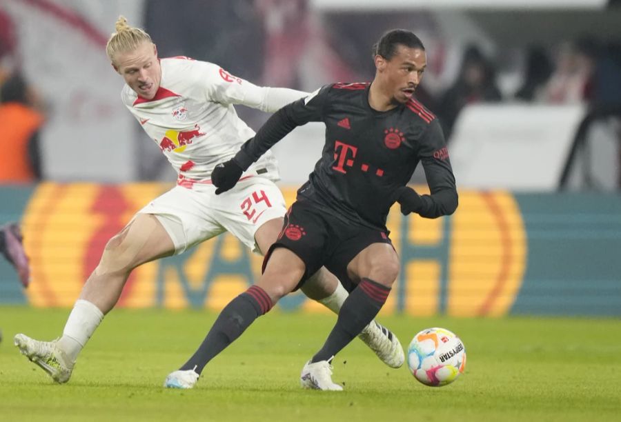 Bayerns Leroy Sane (r.) im Duell mit RB-Mittelfeldspieler Xaver Schlager.